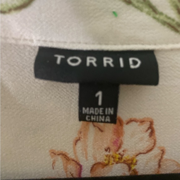 Torrid Cream & Floral Blouse Sz 1.#11773230 cinched back hem. - Picture 7 of 8